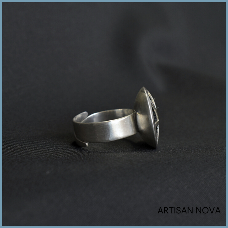 Boczne ujęcie srebrnego pierścionka z karbokorundem.png