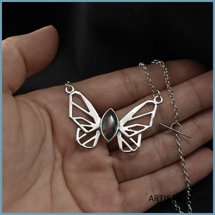 naszyjnik-srebrny-agat-mszysty-motyl-dlon-skala.png