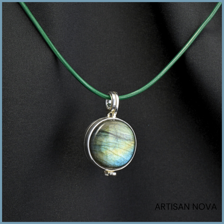 medalion-sekretnik-srebro-925-labradoryt-na-szyi.jpg