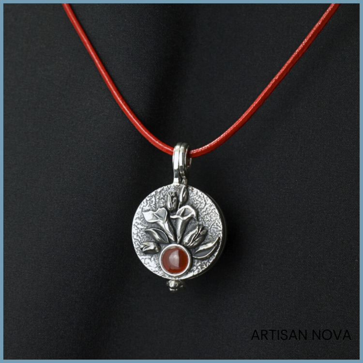 medalion-sekretnik-srebro-925-karneol-na-szyi.jpg
