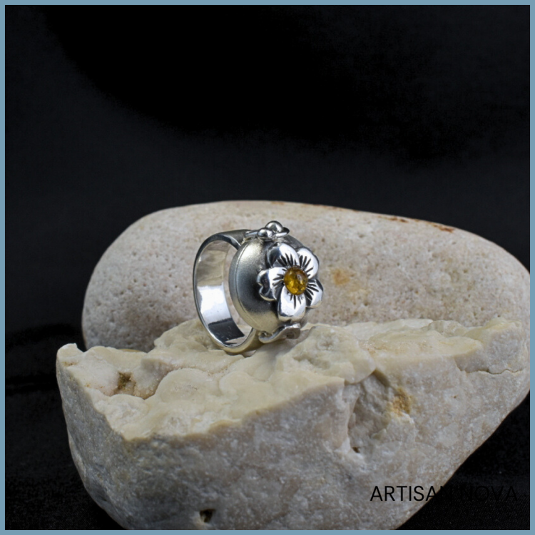 pierscionek-sekretnik-srebro-925-bursztyn-detal-kwiat.jpg
