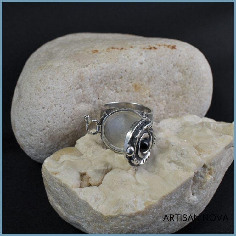 pliku: pierscionek-sekretnik-srebro-925-onyks-otwarty.jpg