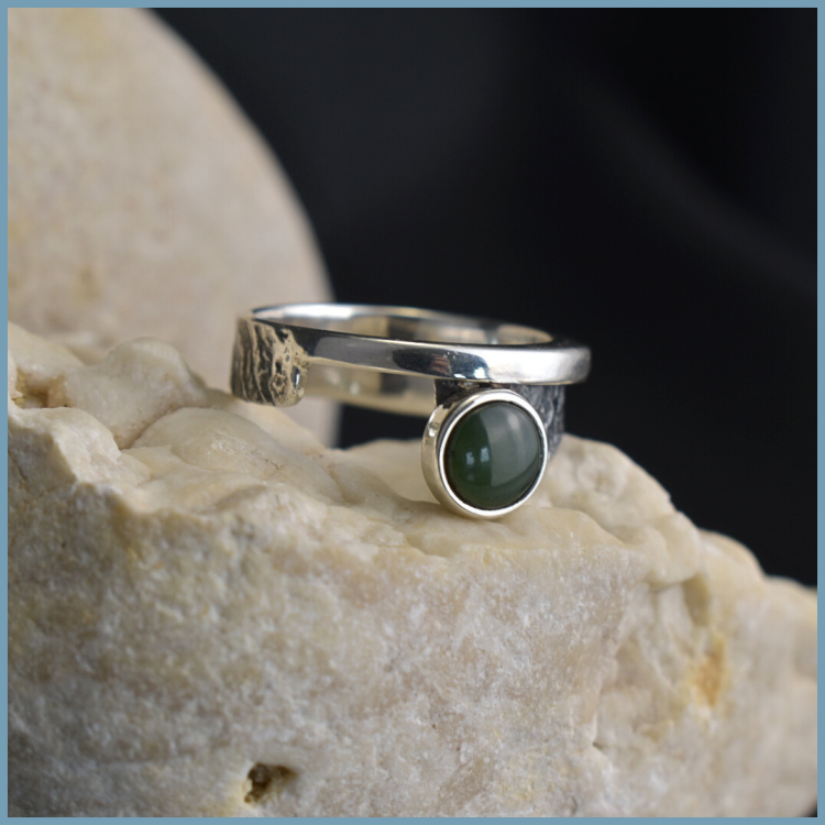 pierscionek-srebro-925-serpentynit-detal-kamienia.png
