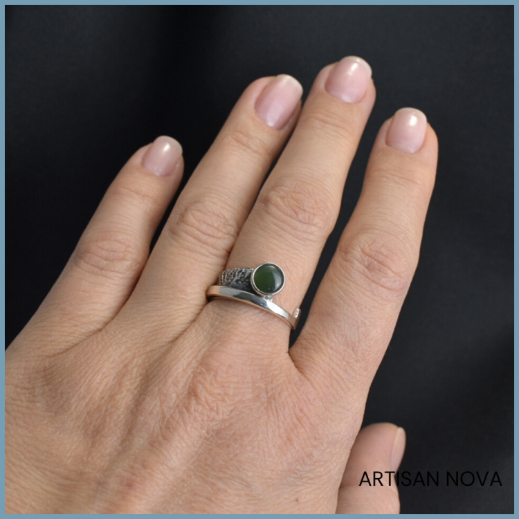 pierscionek-srebro-925-serpentynit-na-dloni.png