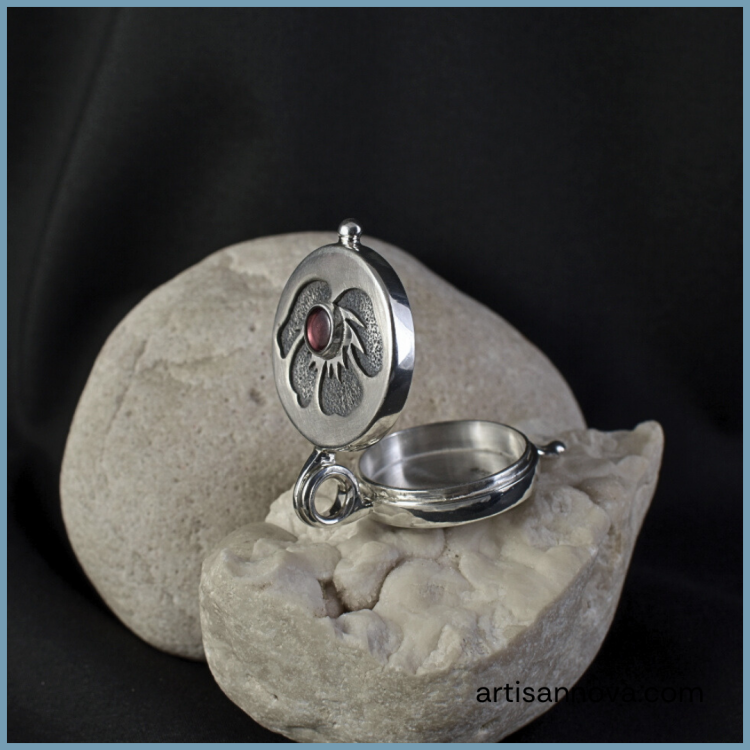 burgundy-rhodolite-medalion-sekretnik-otwarty-srebro-925-wnetrze