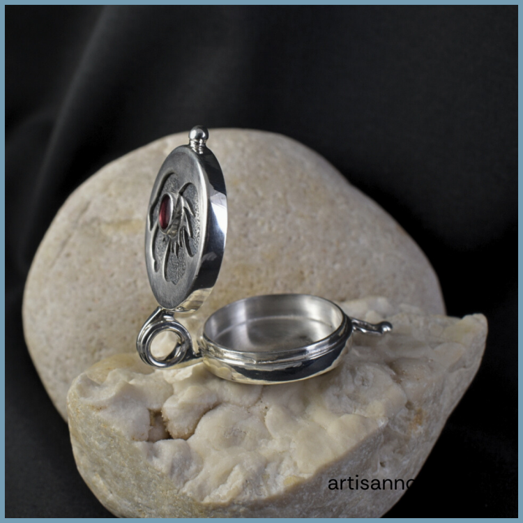 burgundy-rhodolite-medalion-sekretnik-profil-srebro-925-granat