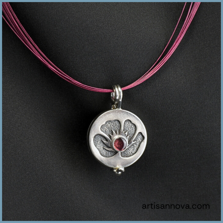 burgundy-rhodolite-medalion-sekretnik-zawilec-detal-granat