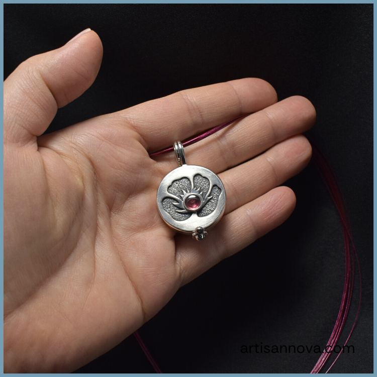 burgundy-rhodolite-medalion-sekretnik-skala-dlon-srebro-925