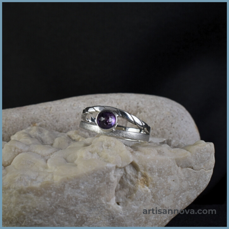 pierscionek-srebro-925-ametyst-rozeta-na-kamieniu.jpg
