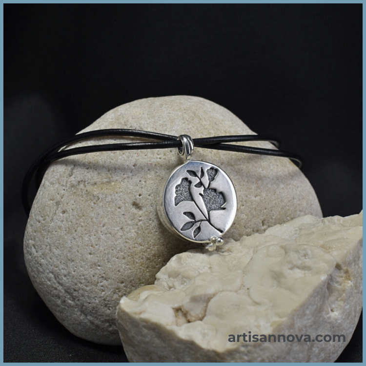 otwierany-medalion-sekretnik-srebro-925-eustoma-na-rzemieniu.jpg