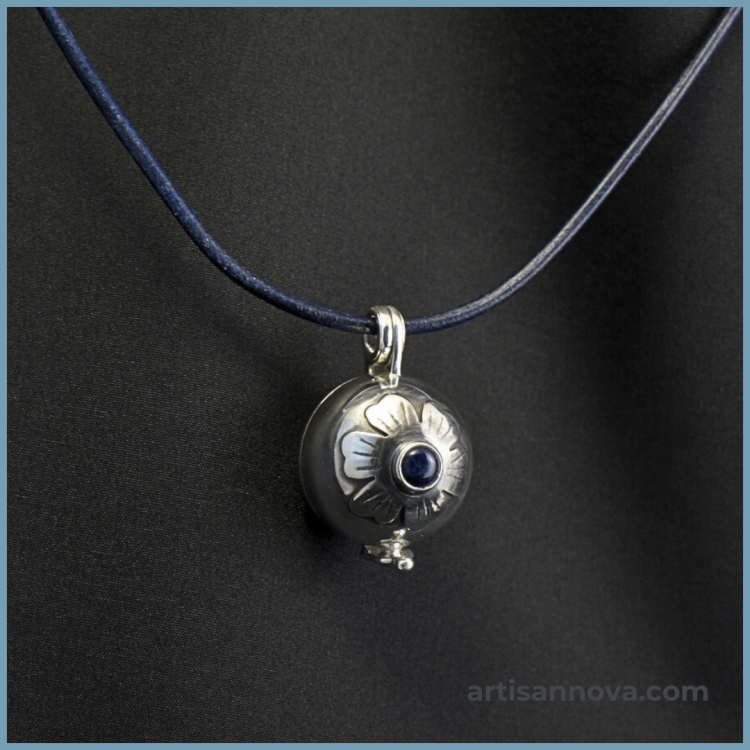 medalion-sekretnik-srebro-925-sodalit-na-rzemieniu.png