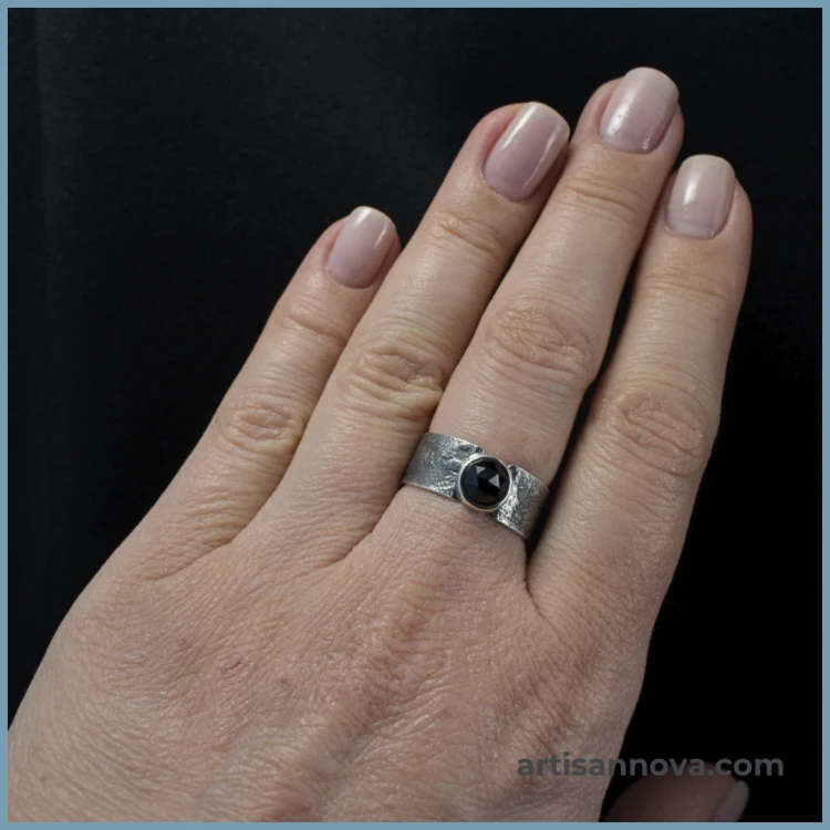 pierscionek-srebro-925-spinel-obraczka-fakturowana-rozmiar-13-na-dloni 5.png