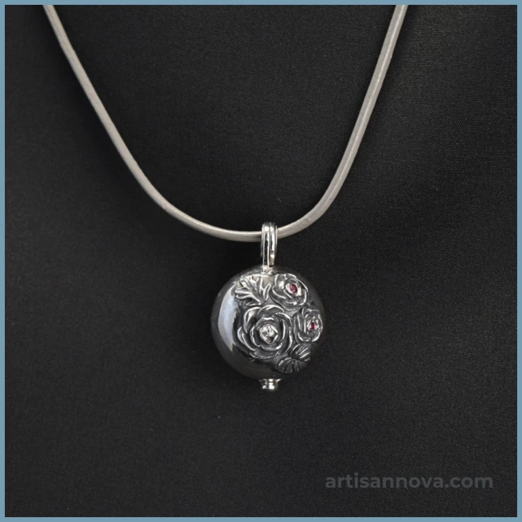 medalion-sekretnik-srebro-925-rubin-kulisty-otwierany-na-szyi.png