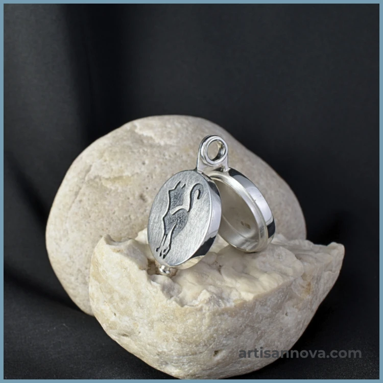 srebrny sekretnik kczarny kot (1).png