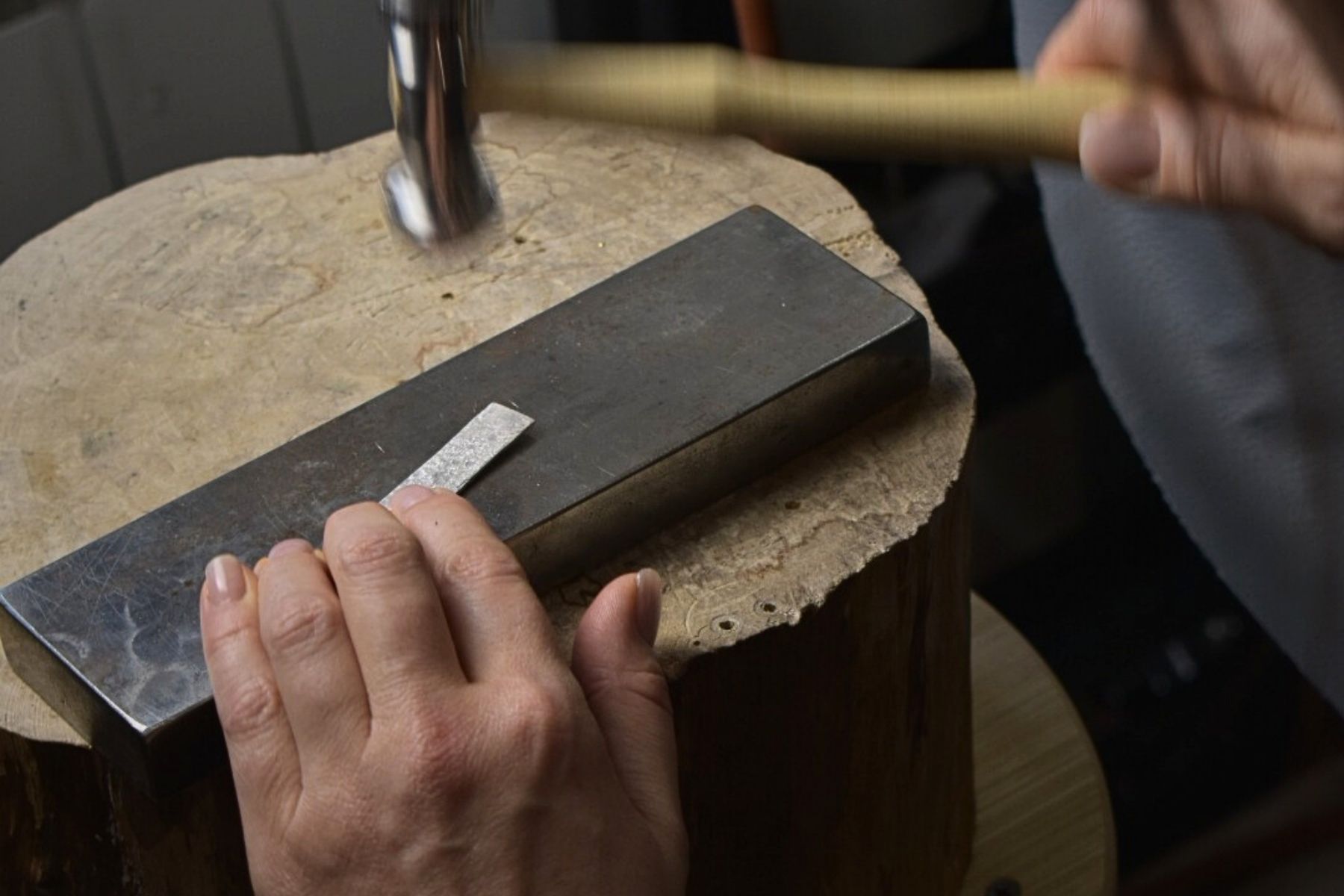 Ręczna obróbka srebra przy stole jubilerskim